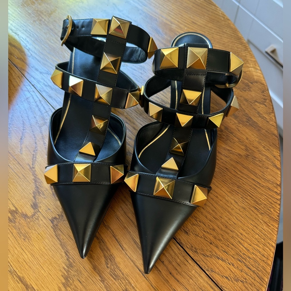 Valentino Garavani Roman stud 40 black leather ankle strap shoes.